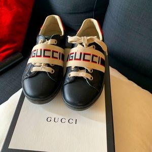 Gucci sneakers with elastic logo band